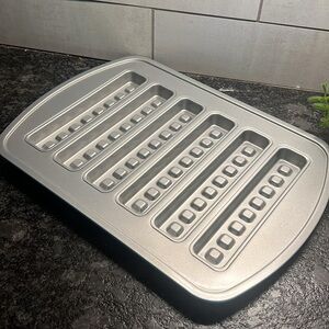 Waffle stick pan by Pampered Chef. Like new. Used once. 16x11. Non stick metal